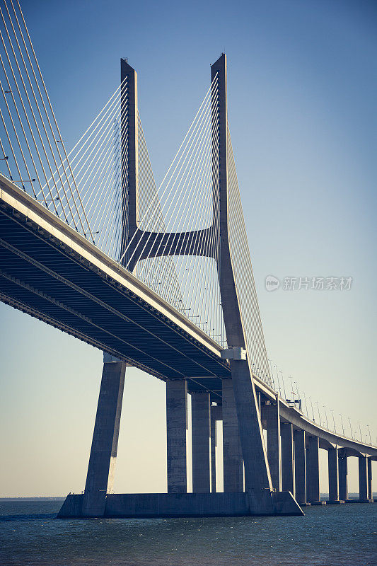 葡萄牙里斯本targus河上的Vasco da gama桥。